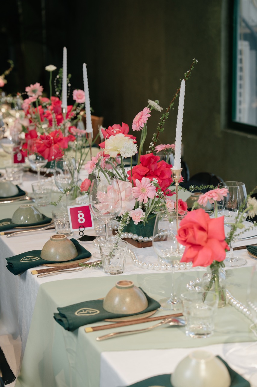 Trang trí tiệc Lá Lốt - Bàn tiệc với hoa hồng và nến