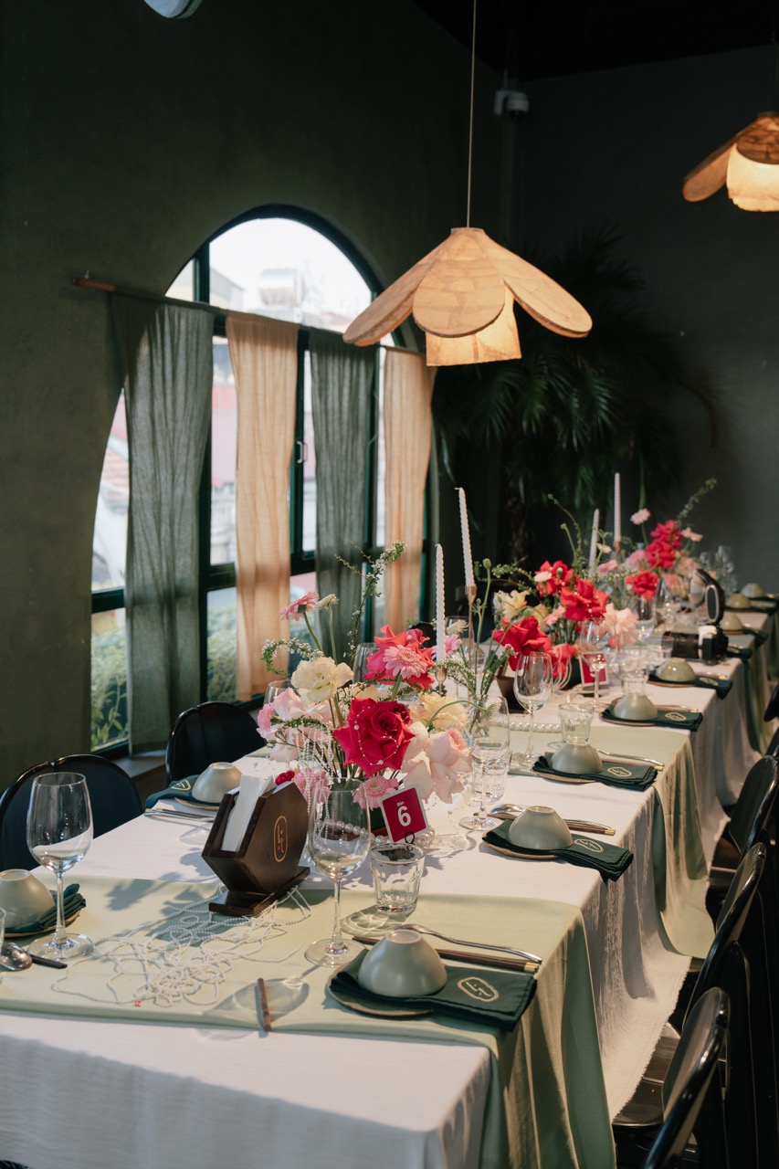 Trang trí tiệc Lá Lốt - Đèn trang trí và hoa