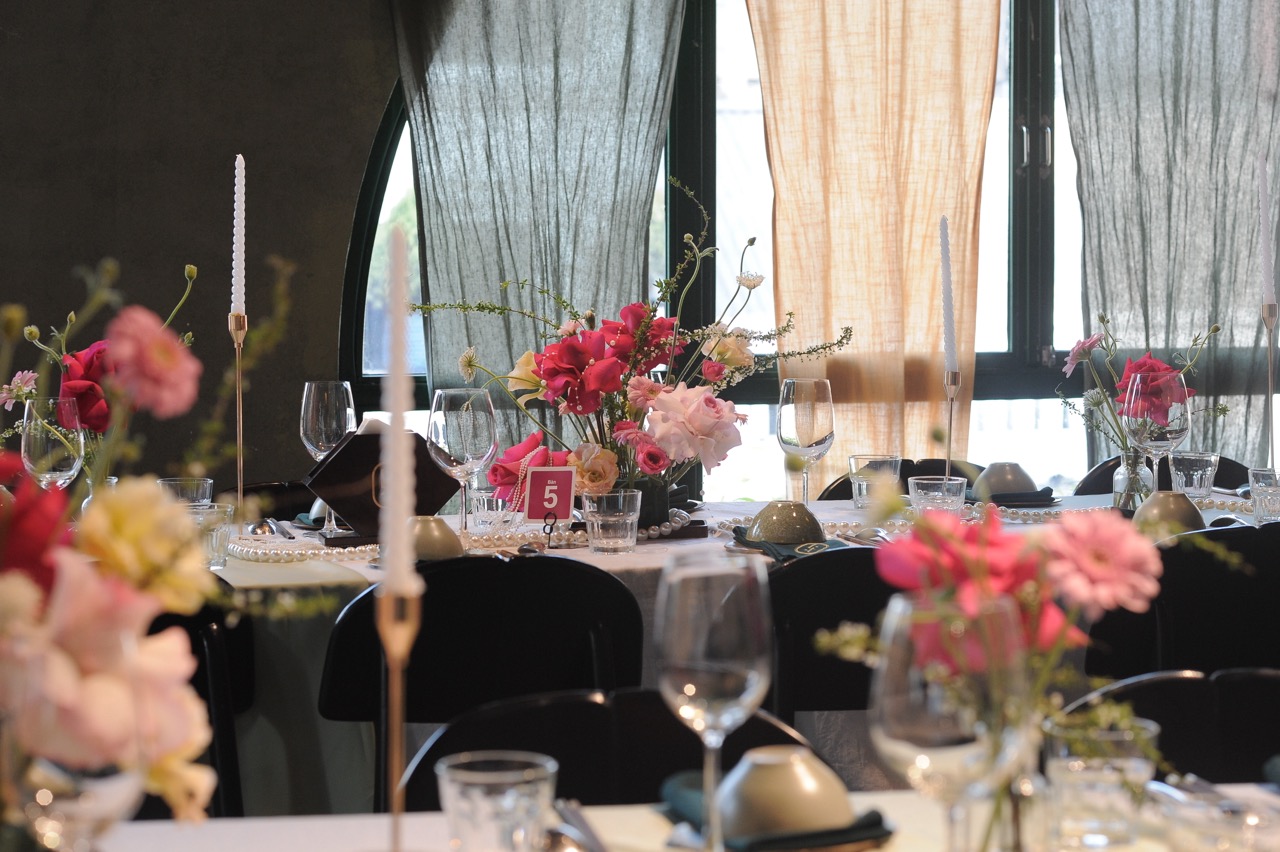 Trang trí tiệc Lá Lốt - Bàn tiệc với nến và hoa