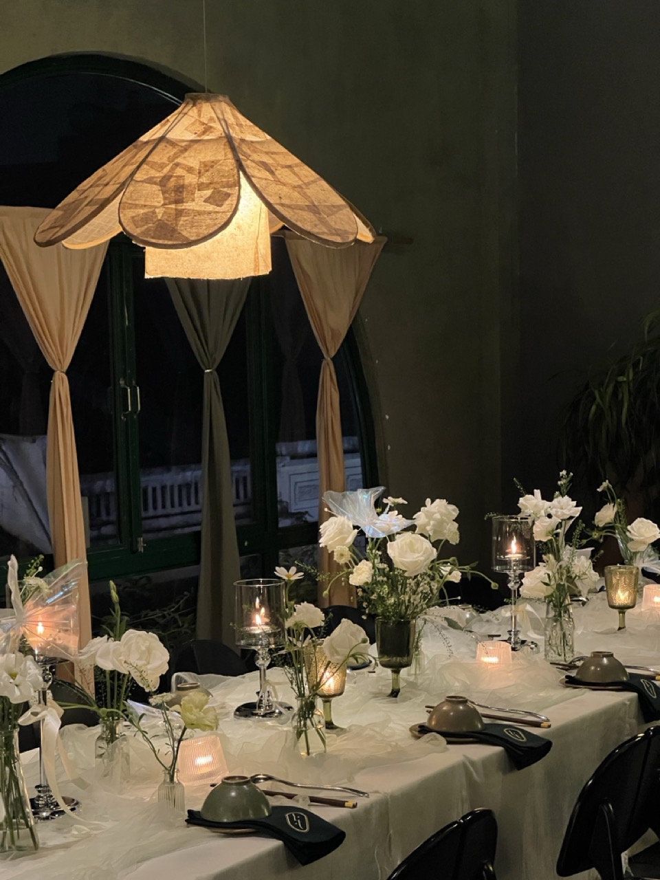 Trang trí tiệc Lá Lốt - Bàn tiệc với hoa