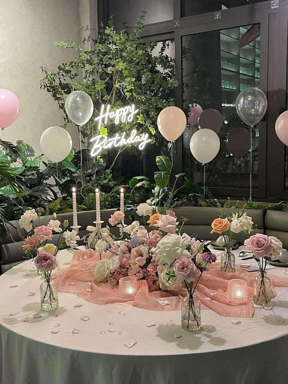 Trang trí tiệc Lá Lốt - Bàn tiệc dài với hoa và nến