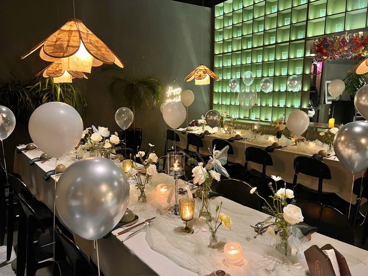 Trang trí tiệc Lá Lốt - Bàn tiệc với bóng bay và hoa